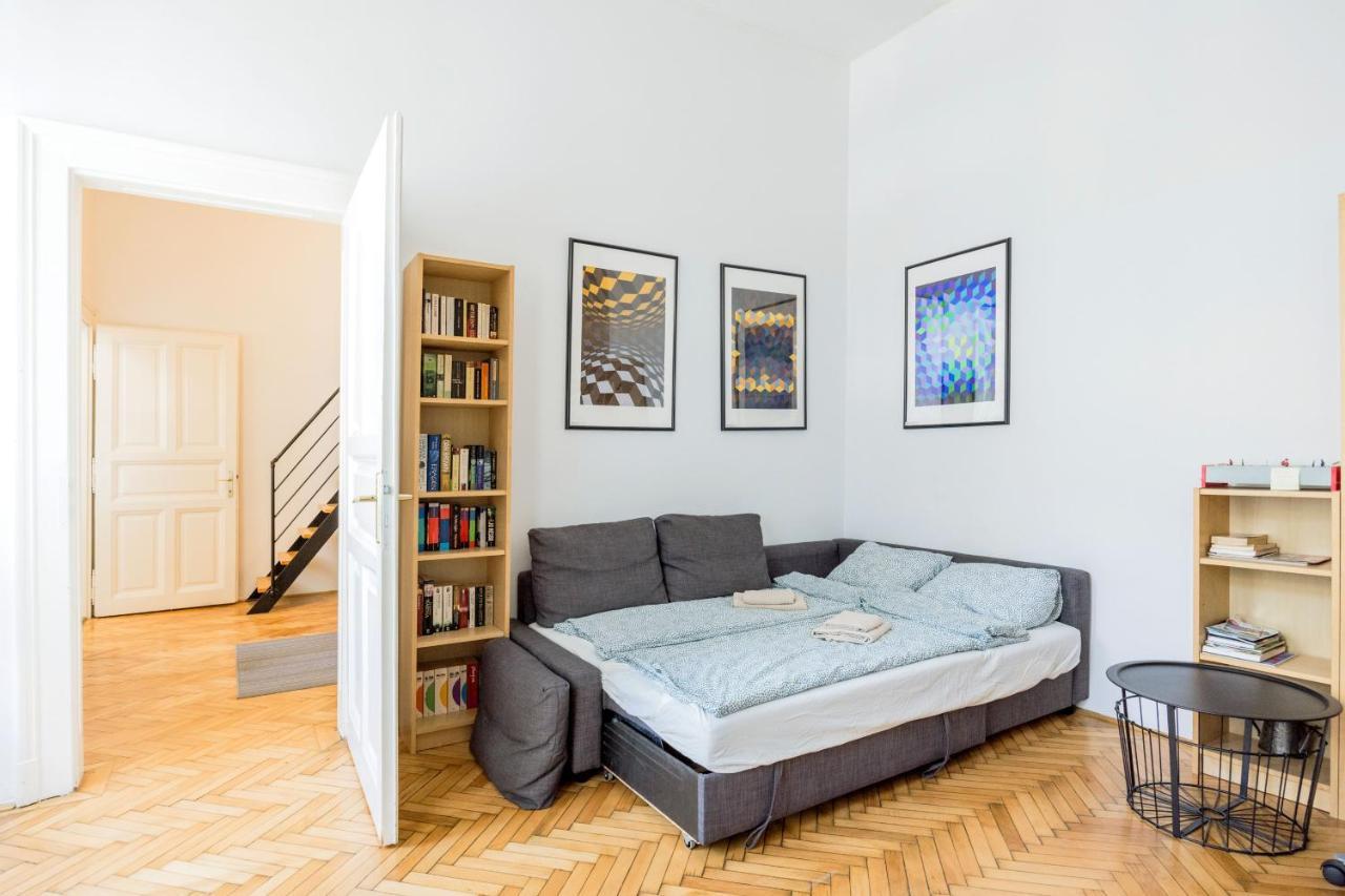 Live Like A Local At The Rustic Hockey Hut Apartment Budapest Exterior photo