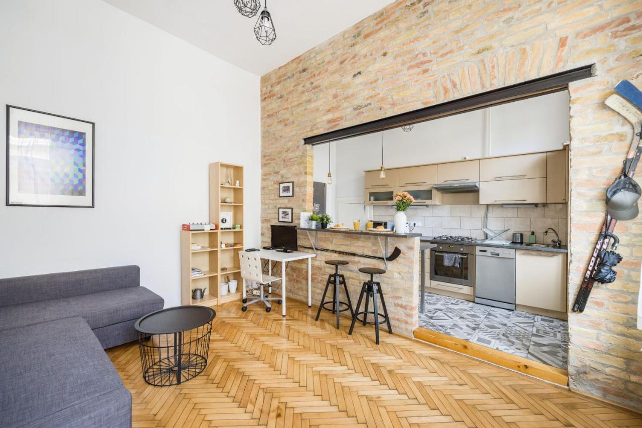 Live Like A Local At The Rustic Hockey Hut Apartment Budapest Exterior photo